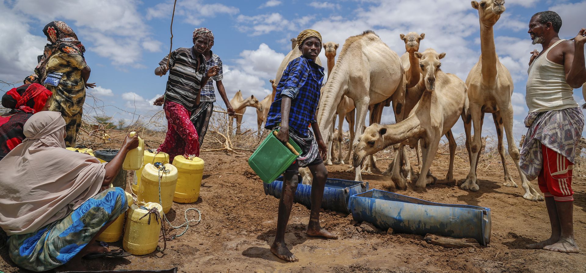 Pastores suministran agua de un pozo para dársela a sus camellos durante una sequía cerca de Kuruti, en el condado de Garissa, Kenia. La frecuencia y la duración de las sequías seguirán aumentando debido al cambio climático, con escasez de agua ya está afectando a miles de millones de personas en todo el mundo, advirtió Naciones Unidas en un informe el miércoles 11 de mayo de 2022.