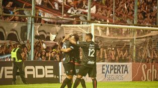 Colón superó a Sportivo Peñarol por 2-1 con goles de Ramón Ábila y Santiago Pierotti y accedió a los 16avos de la Copa Argentina.