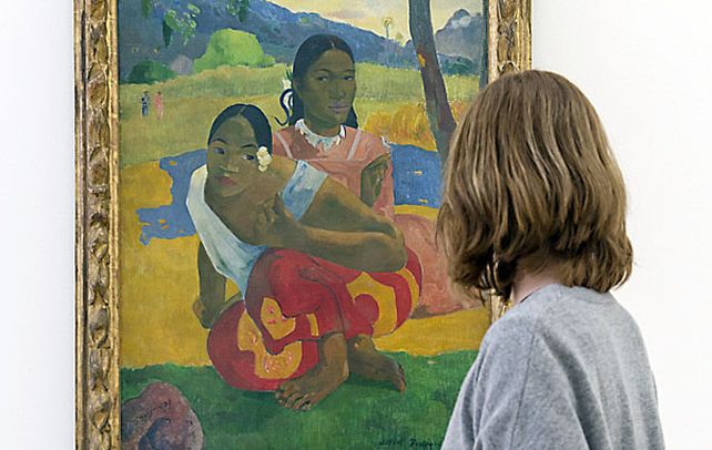 Una mujer aprecia “Nafea Faa Ipoipo” en una muestra en Suiza que cerrará en junio de este año. Luego la pintura irá a España.