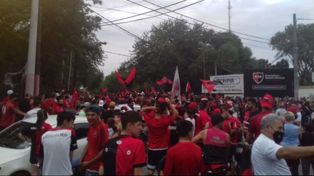 Los hinchas de Newells le hacen el aguante al plantel en Bella Vista en la previa del choque con Boca