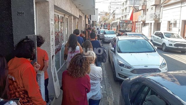 Una cuadra de fila por una entrada para ver Argentina, 1985 en el Cine América