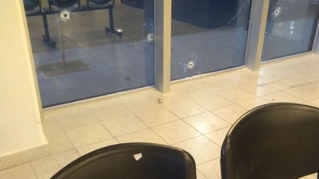 Vidrio y sillas perforadas por las balas.&nbsp;