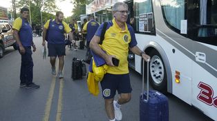 El técnico de Rosario Central, Ariel Holan, bajó del avión a San Juan a uno y subió a otro.