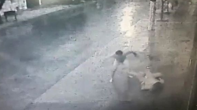 Desnudo, golpeó brutalmente a una mujer y quedó todo filmado