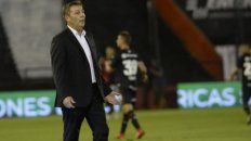 Sin respuesta. La imagen del DT en el partido ante Boca fue de desazón. Sin respuesta. La imagen del DT en el partido ante Boca fue de desazón.
