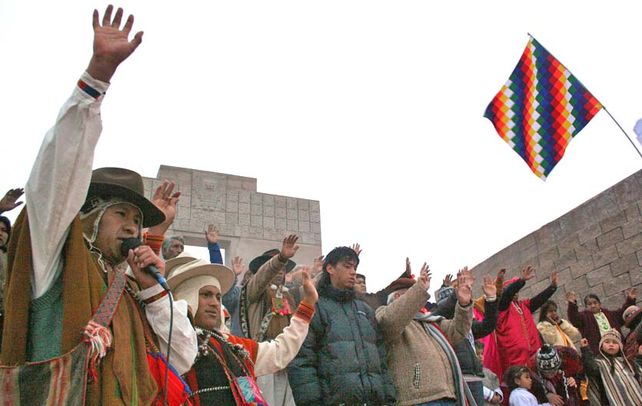 Festejo. Dirigentes de distintos pueblos en el barrio jujeño Alto Comedero.