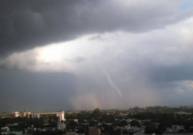 Lo que se vio en Venado Tuerto es una nube con una forma de tubo, no un tornado