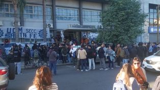 La militancia peronista de Santa Fe se concentró frente a la sede del PJ en respaldo a Cristina Fernández