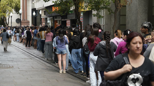 Cientos de personas esperan para ingresar a un reconocido local de ropa en la peatonal Córdoba por su liquidación