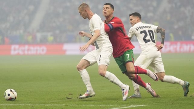 Cristiano no pudo con la férrea defensa eslovena.