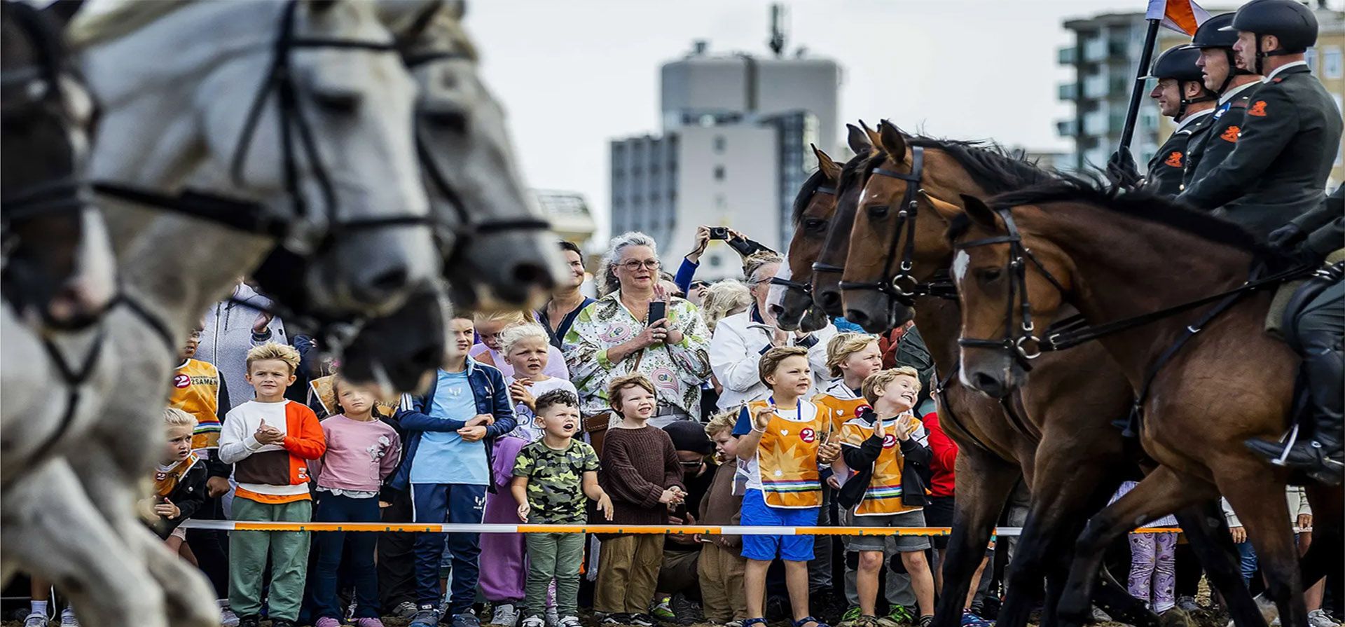 La Haya, Países Bajos. Las multitudes se reúnen para ver a los miembros de la escolta honoraria de caballería practicar antes del día del presupuesto. El rey Guillermo Alejandro se dirige al Salón de los Caballeros de La Haya en el Glass Coach, donde pronuncia el discurso desde el trono, marcando el comienzo oficial del año parlamentario. Fotografía: Remko de Waal/EPA La Haya, Países Bajos. Las multitudes se reúnen para ver a los miembros de la escolta honoraria de caballería practicar antes del día del presupuesto. El rey Guillermo Alejandro se dirige al Salón de los Caballeros de La Haya en el Glass Coach, donde pronuncia el discurso desde el trono, marcando el comienzo oficial del año parlamentario. Fotografía: Remko de Waal/EPA