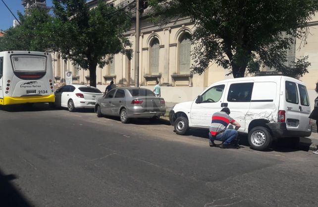 Un colectivo perdió el control por un desperfecto mecánico en San Jerónimo al 3500