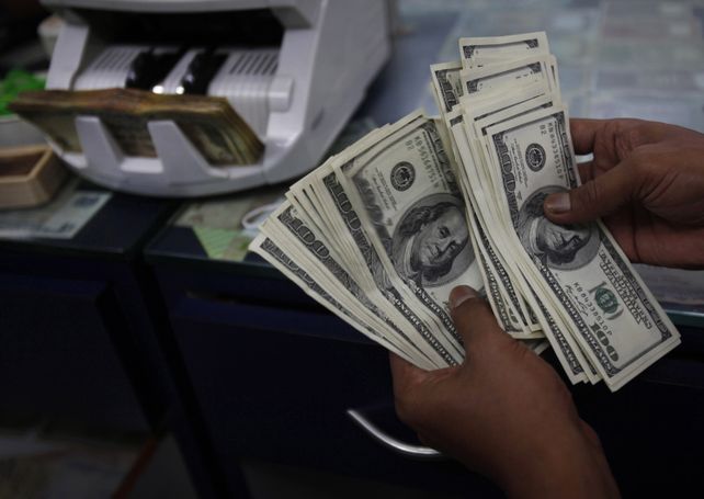 El dólar blue se disparó en Rosario tras la derrota bonaerense de Milei: a cuánto cerró este lunes