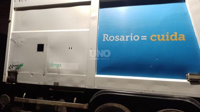 Balearon un camión de recolección de residuos en Rosario y los dos trabajadores resultaron ilesos