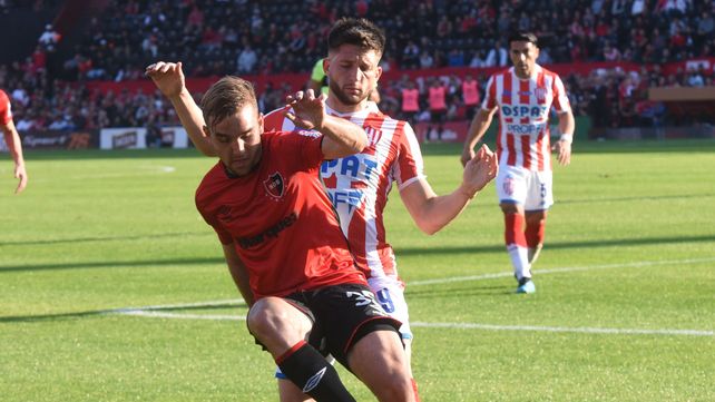En acci&oacute;n. El marcador derecho fue titular en cinco partidos de la actual Superliga.