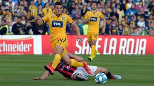 Maximiliano Lovera traslada ante Patronato, en su último partido con la camiseta de Central.