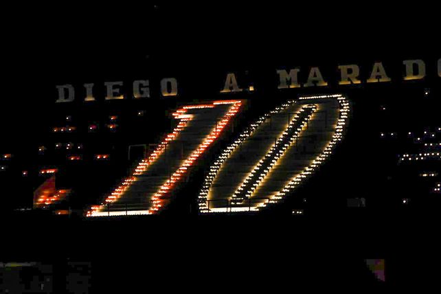 El 10 iluminado en el Coloso por 4.000 velas. (Foto: prensa de Newells)