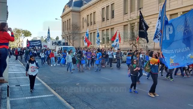 Masiva marcha para oponerse al ajuste a la universidad pública