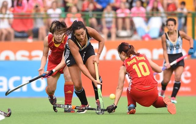 Rodeada. Jimena Cedrés encuentra cerrado el camino por dos rivales. Las Leonas no pudieron con la granítica defensa china. (Marcelo Bustamante / La Capital)
