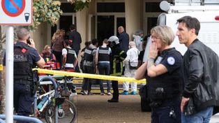 Un hombre armado con un cuchillo asesinó este viernes a un docente e hirió de gravedad a otras dos personas en un liceo de Arras.&nbsp;
