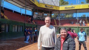 &nbsp;.El secretario de Deportes, Sebastián Uranga junto al &nbsp;el presidente de la Confederación Mundial de Sóftbol y Béisbol Américas, Tommy Velázquez.
