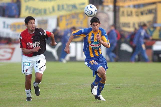 Angelito Di María traslada en el partido contra Colón. Fue su último capítulo con la camiseta canalla.