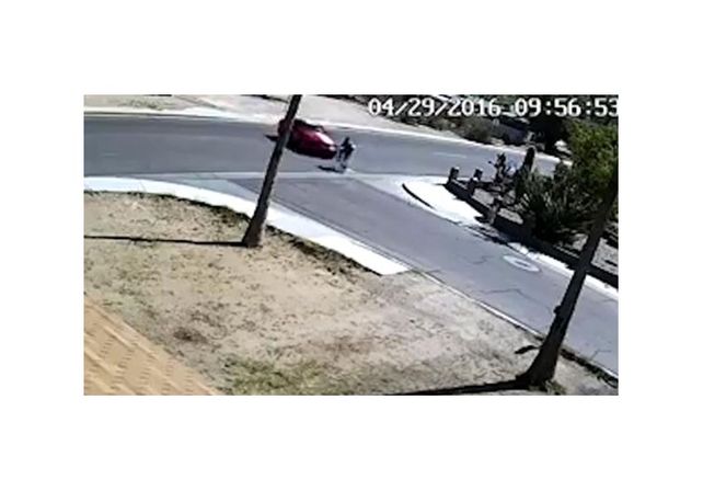 Le confesó que tenía sida, se fue en bicicleta y su novia lo atropelló con su automóvil