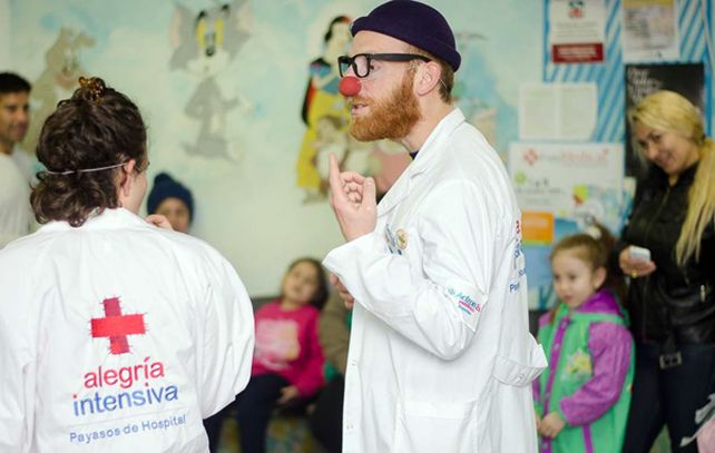 Cada servicio de terapia pediátrica deberá contar con un servicio de especialistas en el arte de clown o payasos hospitalario