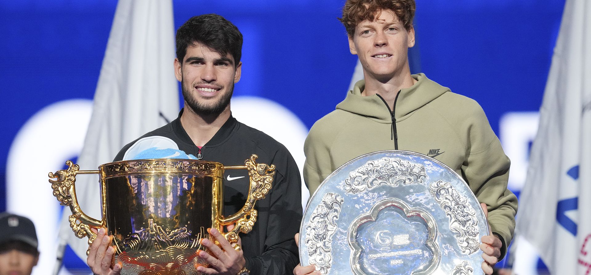 Carlos Alcaraz, posa con su trofeo tras vencer a Jannik Sinner, durante su partido de la final individual masculino del torneo de tenis Abierto de China, en el Centro Nacional de Tenis en Beijing, el miércoles 2 de octubre de 2024. (Foto AP/Achmad Ibrahim) Carlos Alcaraz, posa con su trofeo tras vencer a Jannik Sinner, durante su partido de la final individual masculino del torneo de tenis Abierto de China, en el Centro Nacional de Tenis en Beijing, el miércoles 2 de octubre de 2024. (Foto AP/Achmad Ibrahim)