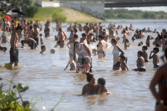 Las playas o la pileta son un buen recurso para pasar estas intensas jornadas de calor.