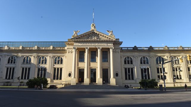 La Facultad de Medicina de la Universidad Nacional de Rosario, en Santa Fe y avenida Francia.