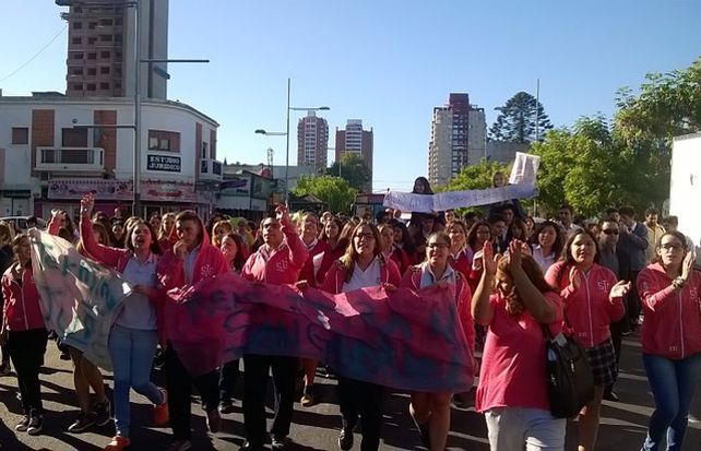 Padres y docentes marcharon hoy en reclamo por el cierre de la escuela.