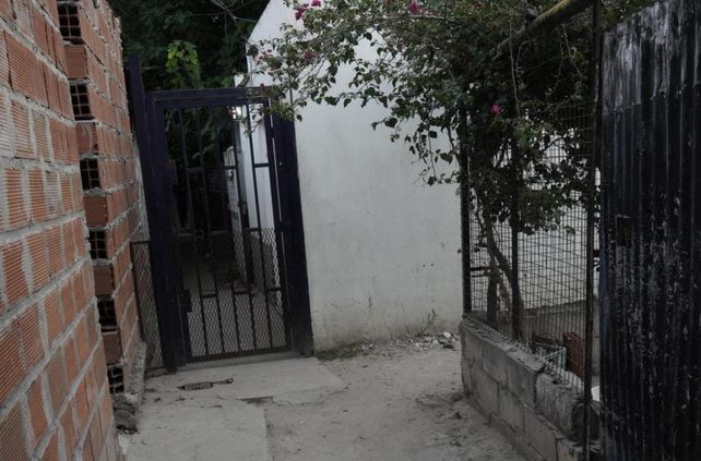 Un hombre fue asesinado a puñaladas y luego prendieron fuego su vivienda