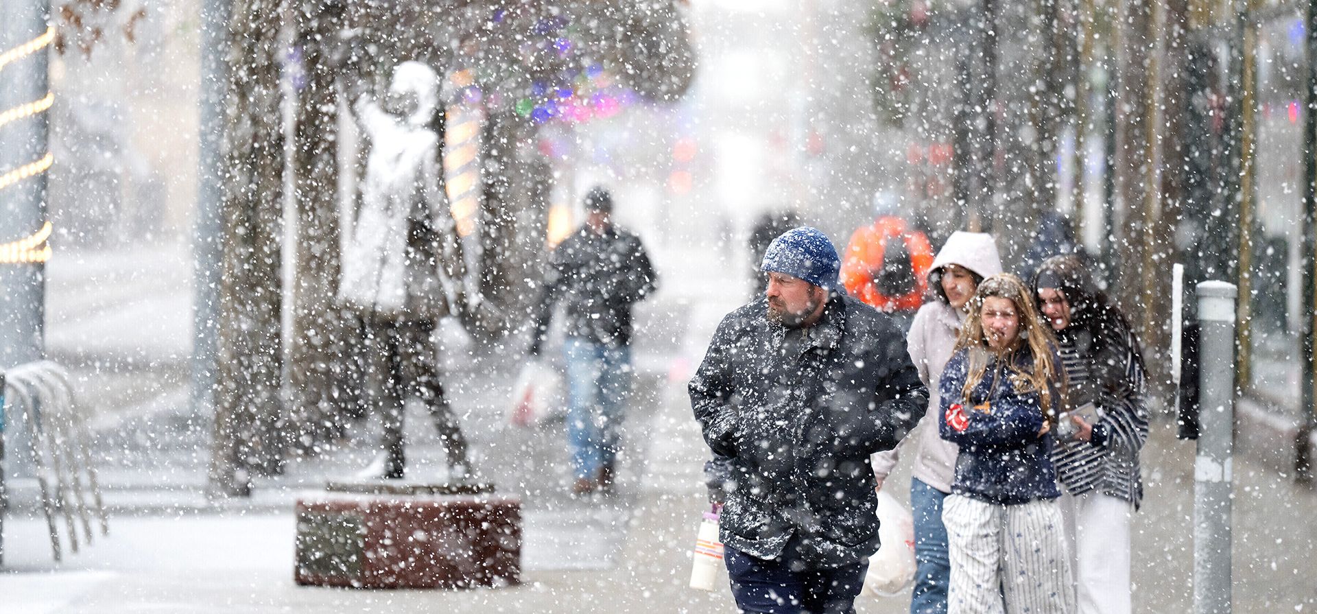 Una intensa nevada cae en el centro comercial Nicollet el domingo 28 de diciembre de 2025, en Minneapolis. (Jerry Holt/Star Tribune vía AP) Una intensa nevada cae en el centro comercial Nicollet el domingo 28 de diciembre de 2025, en Minneapolis. (Jerry Holt/Star Tribune vía AP)