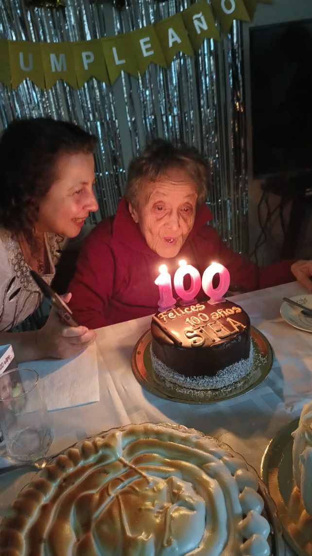 Stela junto a su hija, celebrando sus 100 años.