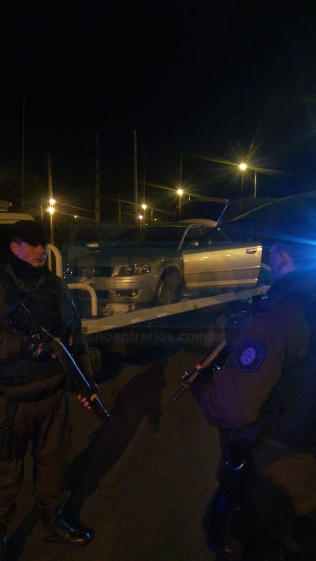 El Audi. El auto de alta gama fue abandonado en un camino vecinal y trasladado por la grúa recuperada.