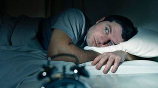 Cambio de huso horario en Argentina: Dormimos mal porque vivimos con la hora equivocada
