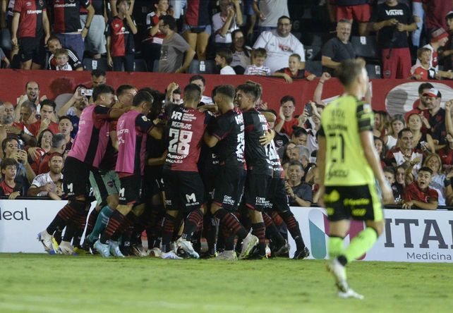 Todo Newell’s se funde en un abrazo tras la victoria sobre Barracas en el Parque