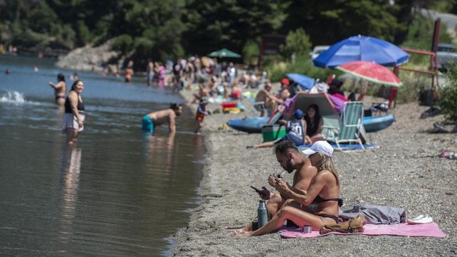 Postal inusual de Bariloche: gran cantidad de público a orillas de un lago aprovechando el “veranito” en serio.