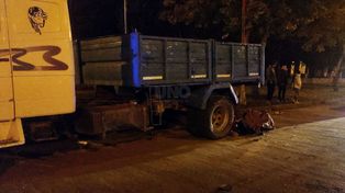 Murió un hombre tras chocar su moto con un camión estacionado en Nueva Pompeya
