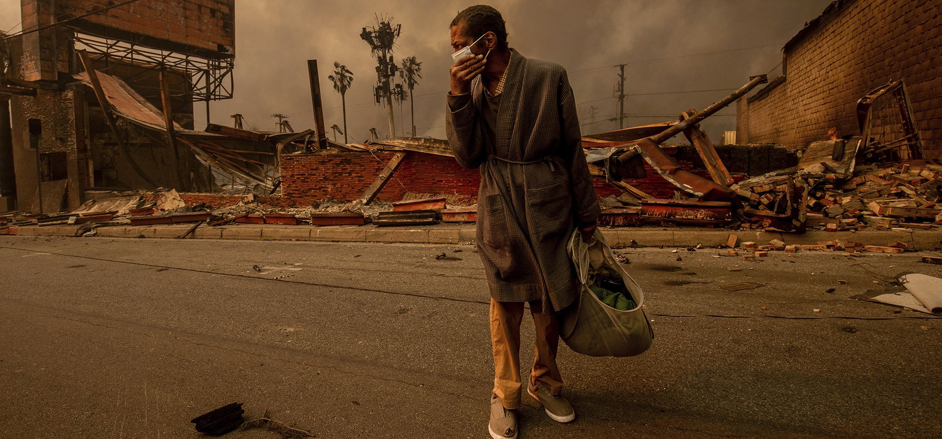 Un hombre pasa junto a un negocio devastado por el fuego después de que el incendio Eaton arrasara Altadena, California, el miércoles 8 de enero de 2025. (Foto AP/Ethan Swope) Un hombre pasa junto a un negocio devastado por el fuego después de que el incendio Eaton arrasara Altadena, California, el miércoles 8 de enero de 2025. (Foto AP/Ethan Swope)