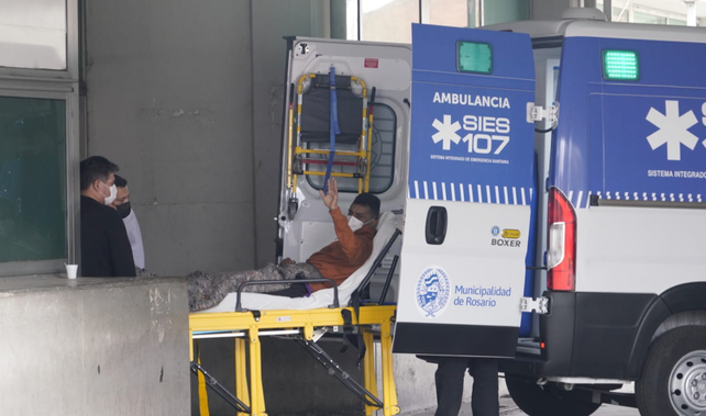 Gabriel Sanabria saluda mientras es subido a una ambulancia para ser trasladado al centro de rehabilitación. Así superaba la etapa más crítica. 