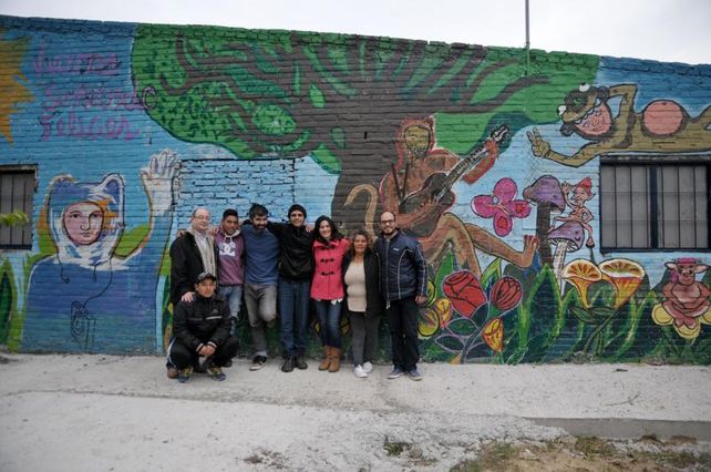 Con una intervención artística, los jóvenes del barrio renovaron la fachada de la Vecinal Scarafía