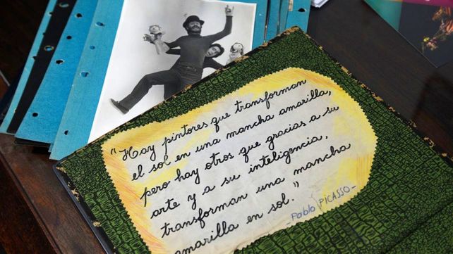 El viejo cuaderno de tapas verdes, con la historia de la escuela de teatro y títeres.