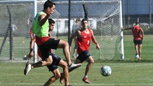 En acci&oacute;n. Gabrielli jug&oacute; ayer ante el charr&uacute;a y podr&iacute;a volver al once ante el Tomba.