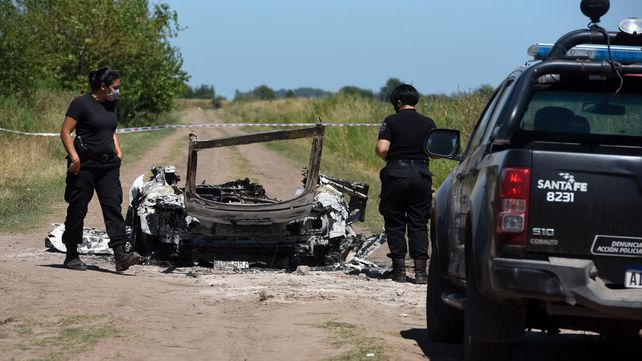 El auto Audi TT en el que iban las víctimas fue calcinado con uno de los cuerpos en su interior.
