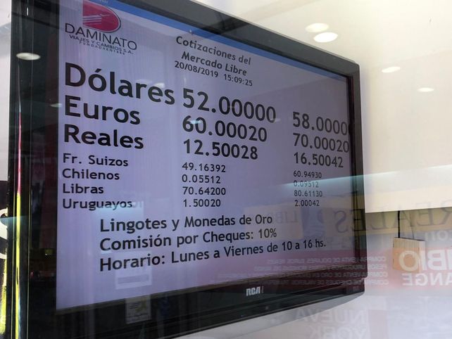 El dólar protagonizó una leve baja y cerró a 58 pesos