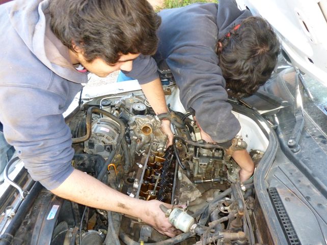 Alumnos secundarios están convirtiendo un vehículo utilitario con motor diesel   en otro eléctrico que será autosustentable