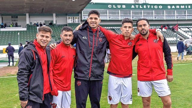 Los jugadores de Patronato reconociendo el campo de juego del estadio Eva Perón