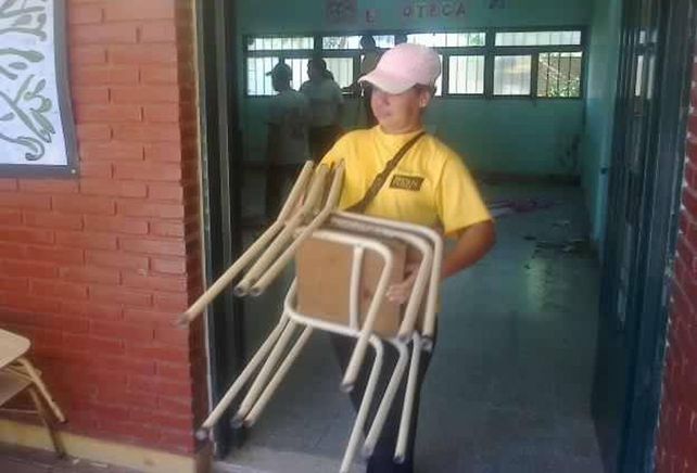 Reparación. Un grupo se dedicó a recuperar bancos